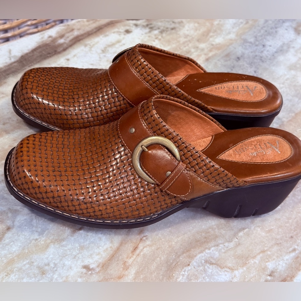 Women’s CLARKS Artisan brown leather woven mules- Size 8 - Picture 5 of 7